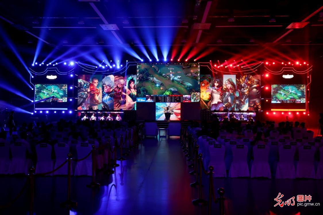 里年轻中场 里年轻中场